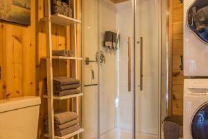 een badkamer met een douche, een toilet en handdoeken bij POD'Stress Nature et Tranquilité in Saint-Alexis-des-Monts +17 foto's