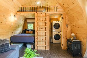 een slaapkamer met een bed in een houten hut bij POD'Stress Nature et Tranquilité in Saint-Alexis-des-Monts