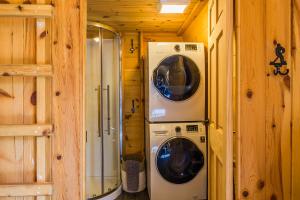 een wasmachine en droger in een kleine kamer bij POD'Stress Nature et Tranquilité in Saint-Alexis-des-Monts