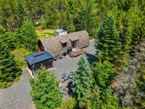 een bovenaanzicht van een huis in het bos bij POD'Stress Nature et Tranquilité in Saint-Alexis-des-Monts