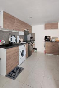 een keuken met een wasmachine en een wasmachine bij Celies Country Cottage in Blaru