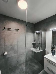Ένα μπάνιο στο Apartament Parkowa