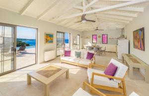 un soggiorno con vista sull'oceano di The Stone House a Oziás