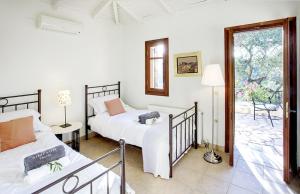 una camera con 2 letti e un patio di The Stone House a Oziás