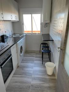 a kitchen with a sink and a washing machine at Piso trabajo Rocafort 2 in Madrid
