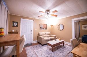 Afbeelding uit fotogalerij van Cozy Urban Home Extra Parking in Akron