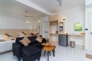 a living room with a couch and a bed at La Sky Stay in Ukulhas
