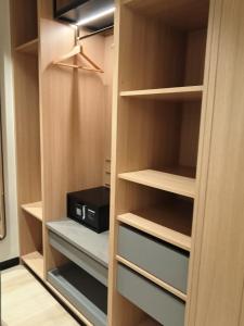 einen begehbaren Kleiderschrank mit schwarzem Gerät in der Unterkunft Orchid Park in Bangalore