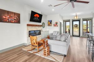 TV/trung tâm giải trí tại Oma's Haus at Arch Ray on the River