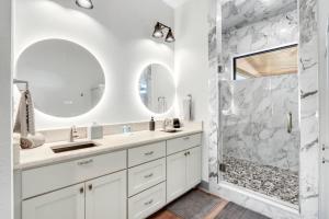 Phòng tắm tại Oma's Haus at Arch Ray on the River +28 ảnh