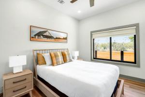 Giường trong phòng chung tại Oma's Haus at Arch Ray on the River