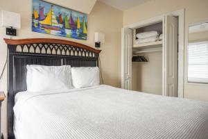 Una cama o camas en una habitación de Sea Breeze -Great Location! 13 fotos más