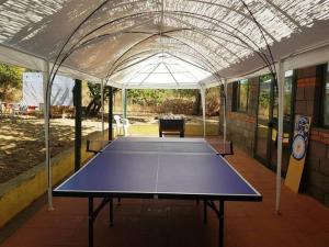 Stolní tenis v ubytování Nuraghe Ruiu Camping & Bungalow nebo okolí
