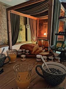 Χώρος καθιστικού στο Love Room Vendée avec JACUZZI privatif