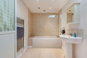 Et badeværelse på 6 Bed in Ludchurch oc-m29751 + 16 billeder