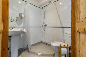 ein Badezimmer mit Dusche, Toilette und Waschbecken in der Unterkunft 3 Bed in Knighton oc-b29329 in Felindre + 16 Fotos