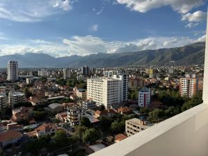 une vue d'une ville avec des montagnes en arrière-plan dans l'établissement Luxury and Relax at 8432 ft, à Cochabamba