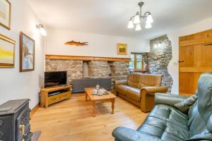 ein Wohnzimmer mit Sofa und Fernseher in der Unterkunft 2 Bed in Knighton oc-t29330 in Felindre