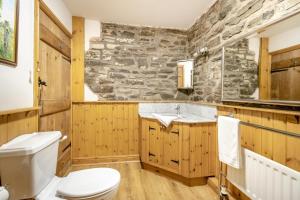 ein Badezimmer mit Holzvertäfelung und Steinwand in der Unterkunft 2 Bed in Knighton oc-t29330 in Felindre + 23 Fotos