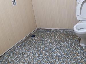 Ένα μπάνιο στο Gili Sudak Indah Paradise Beach Bungalow Bed & Breakfast +95 φωτογραφίες