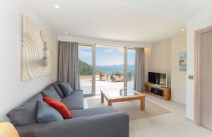 uma sala de estar com um sofá azul e uma TV em Simpson Secret Corfu em Nisakion