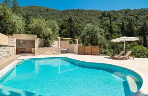 uma piscina numa villa com uma montanha em Simpson Secret Corfu em Nisakion mais 18 fotografias