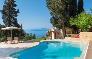 uma piscina com vista para a água em Simpson Secret Corfu em Nisakion