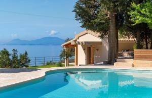 uma piscina com vista para a água em Simpson Secret Corfu em Nisakion