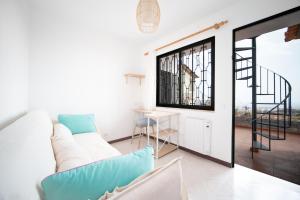 Una sala de estar con un sofá blanco y una mesa. en Ferienhaus Treibholz, en Funchal