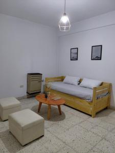 a bedroom with a bed and a coffee table at Nami in Necochea