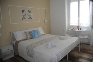 Una cama o camas en una habitación de Coro & Bentu