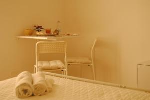 a room with a bed with towels on it at Coro & Bentu in Alghero