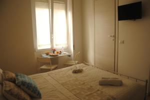 a bedroom with a bed and a window and a table at Coro & Bentu in Alghero +31 photos