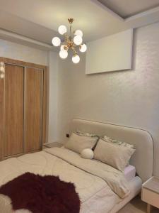 Una cama o camas en una habitación de Appartement chic a 5 mins de la plage