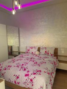 Una cama o camas en una habitación de Appartement chic a 5 mins de la plage 14 fotos más