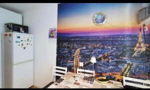 Butas Putinuose في أليتس: مطبخ مع صورة لبرج ايفل