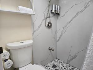 Et badeværelse på Inn on the Park #1009 + 18 billeder