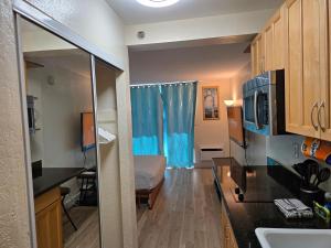 Køkken eller tekøkken på Inn on the Park #1009