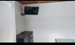 Телевизор и/или развлекательный центр в Hospedaje el Floral