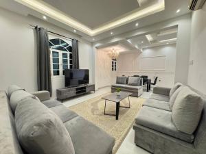 Posezení v ubytování Muscat Guesthouse 3 All Private Ensuite Rooms