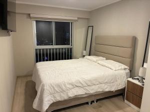 Кровать или кровати в номере Modern apartment overlooking Parque de las Aguas