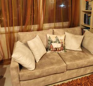 un sofá con almohadas en la sala de estar en Villa Axiothea, en Neméa