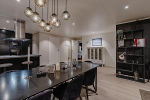 ロングイェールビーンにあるCozy Apartment Longyearのキッチン(大きなダイニングルームテーブル、椅子付)