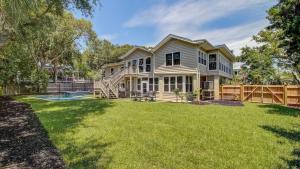 a house with a yard with a pool at 11 43rd Avenue by AvantStay Pool Close to Beach in Isle of Palms