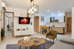 サントドミンゴにあるConfort y estilo en Galería 360 con piscina y gimnasioのソファとテーブルのあるリビングルーム