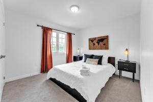 En eller flere senge i et værelse på Spacious & New Prince Edward County Villa