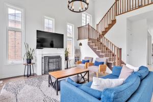 Et opholdsområde på Spacious & New Prince Edward County Villa