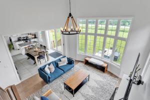 Et opholdsområde på Spacious & New Prince Edward County Villa