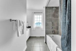 Et badeværelse på Spacious & New Prince Edward County Villa + 24 billeder