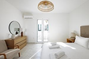 En eller flere senge i et værelse på Villa Boa By Milos Concierge + 41 billeder